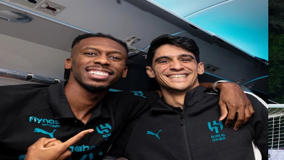 الهلال يغادر إلى جدة استعدادا لمواجهة الاتحاد..صور