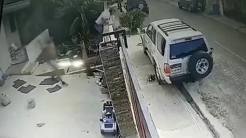 بالفيديو .. أب يؤدب لصا بوصلة ضرب بالعصا