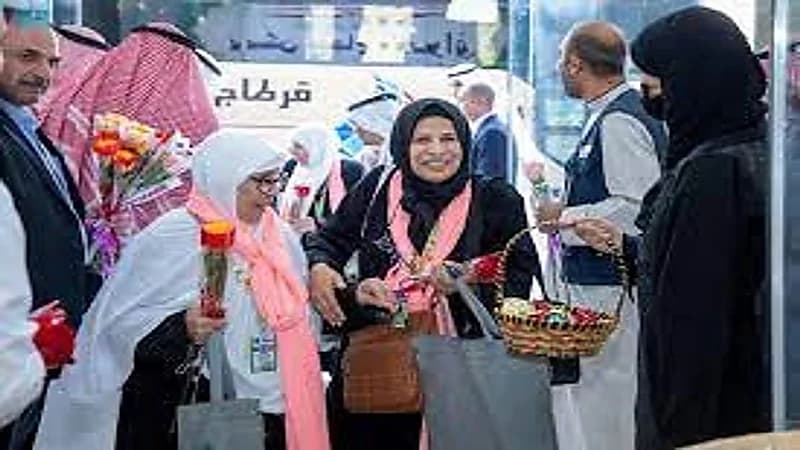 شؤون الحرمين تستقبل الحجاج القادمين لأداء طواف الإفاضة بالحلوى والورود