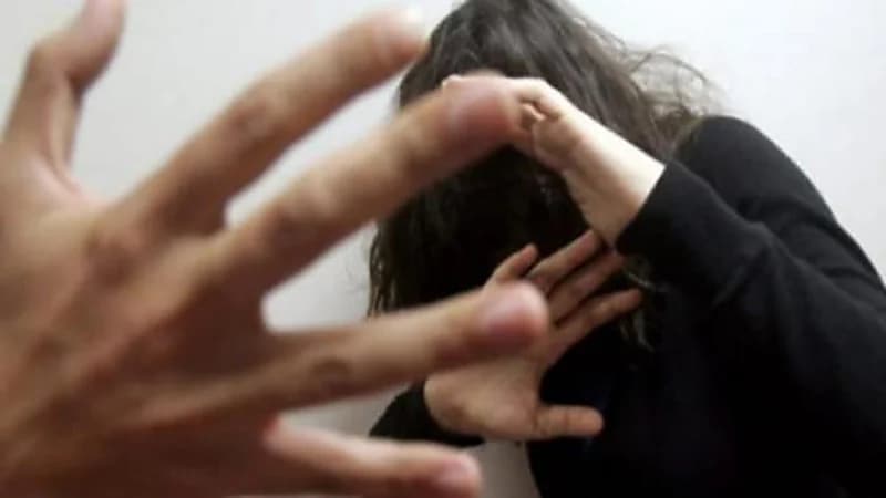 بالفيديو.. رجل يعتدي على طليقته ويهددها بالقتل