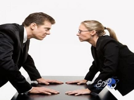 رجل ينحر أعناق زوجته وأبنائه الأربعة