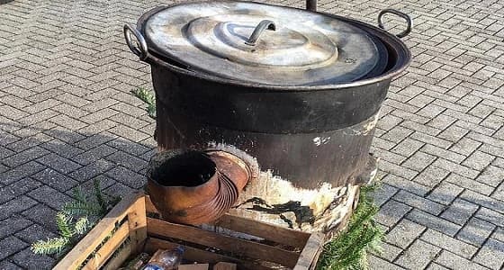 إلقاء فتاة في مرجل يغلي لمحاكاة ساحرة تغلى ضحاياها وهم أحياء