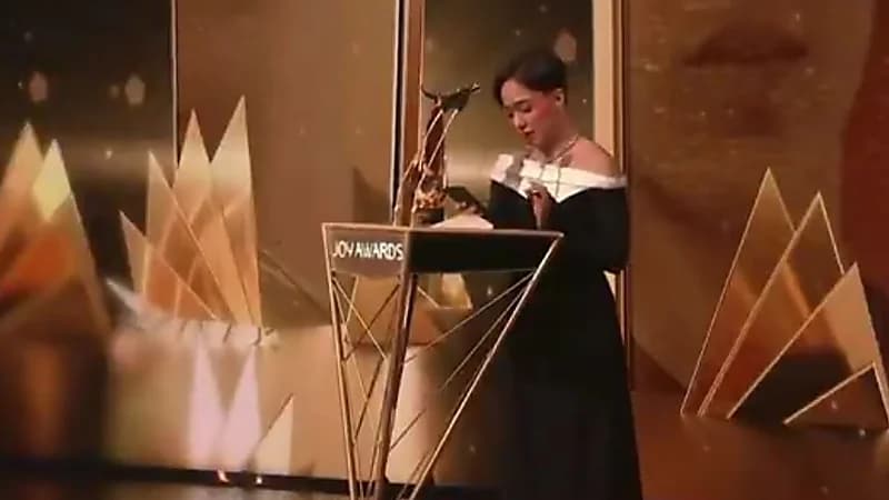 هتان السيف تخلع الكعب على الهواء قبل استلام جائزة أفضل رياضية ‏.. فيديو