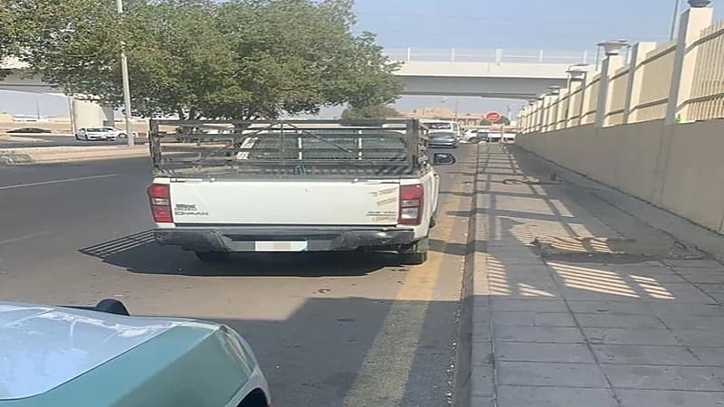 بالفيديو.. سيارة تقطع إشارة المرور في حائل