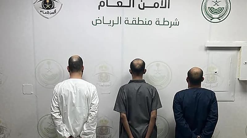 القبض على 3 أشخاص لسرقتهم مركبات وتحريف أرقامها بالرياض