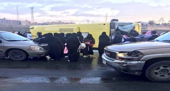 بالفيديو والصور.. انقلاب حافلة طالبات بخميس مشيط