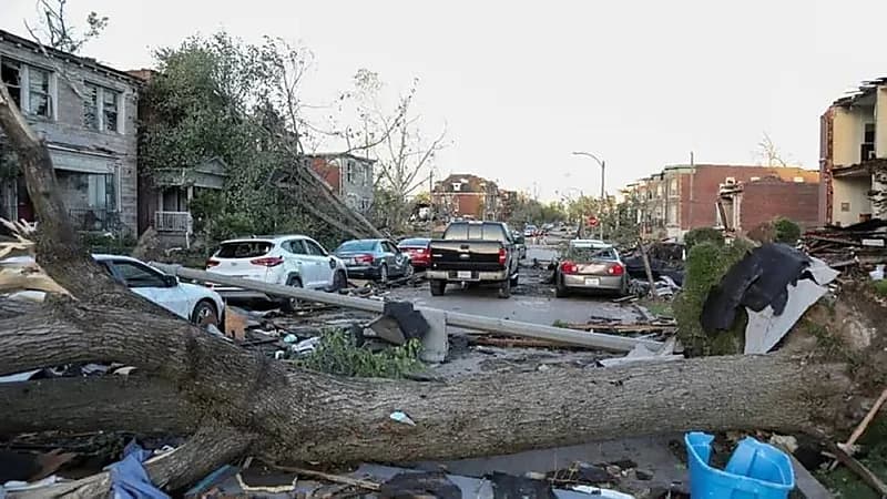 إعصار قوي يضرب سانت لويس الأمريكية ويقتل 5 أشخاص.. فيديو