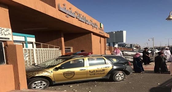 بالصور.. اصطدام سيارة ببوبات البلدية في عفيف