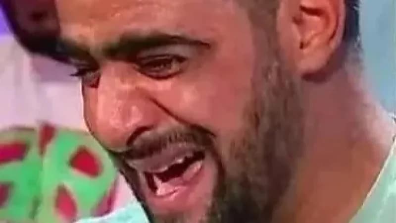 شاب يأسر قلوب العرب عقب فقد بصرة بمادة حارقة على يد أصدقائه