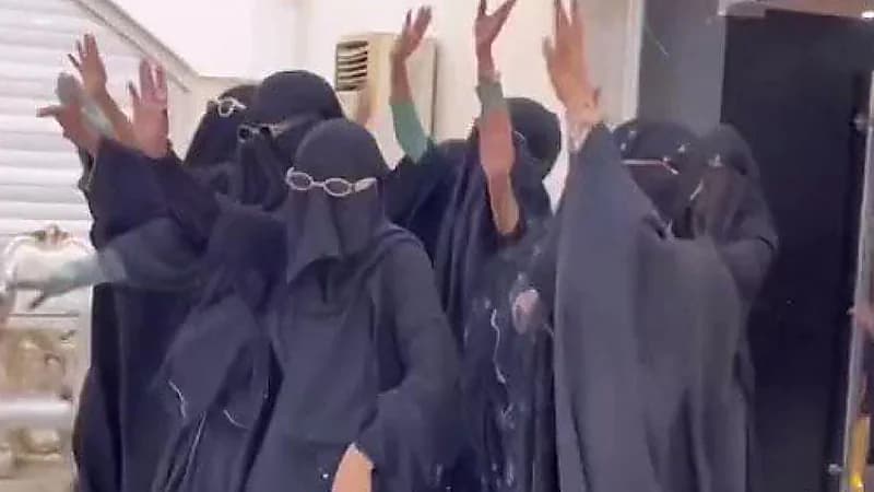 بالفيديو.. سيدة تقتحم حفل زفاف زوجها على أخرى بالاحتفال والغناء