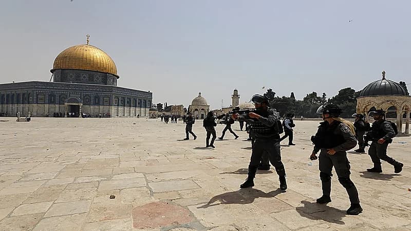 جنود الاحتلال الإسرائيلي يقتحمون باحات المسجد الأقصى