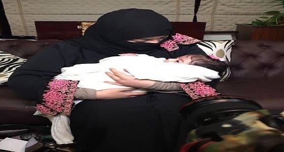 والدة الطفلة المعنفة" دارين" تعود بها للمدينة.. وتشكر من ساعدها