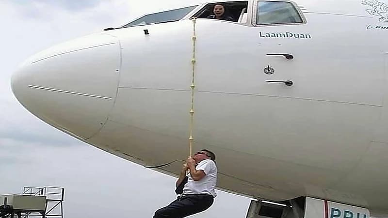 طيار يسخر من صورة آخر تدلى من الطائرة بحبال: تأخروا عليه الركاب قال اتمرجح شوي