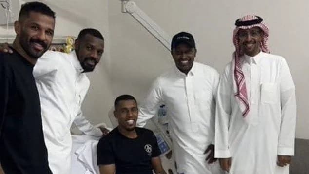 ثنائي الهلال يزوران حسين شيعان في المستشفى .. صورة