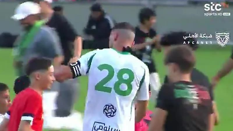 جماهير الأهلي تقتحم الملعب للتصوير مع اللاعبين ..فيديو