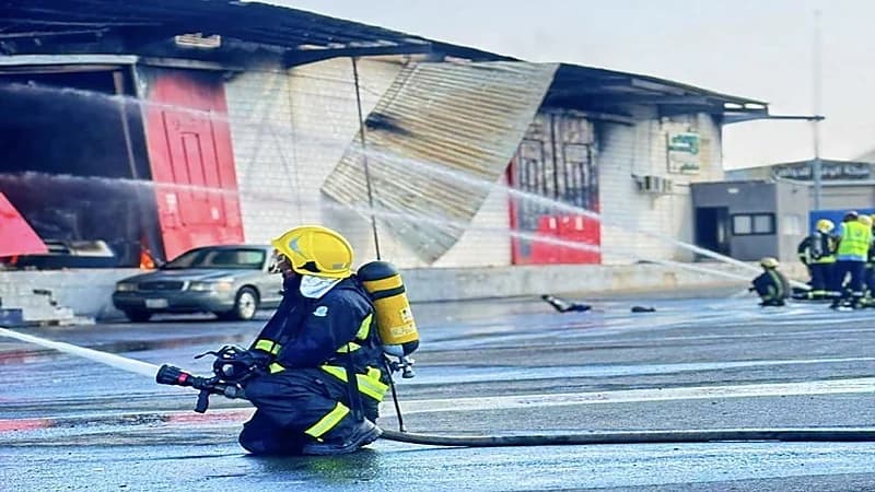 اندلاع حريق في مستودع بمكة المكرمة.. فيديو