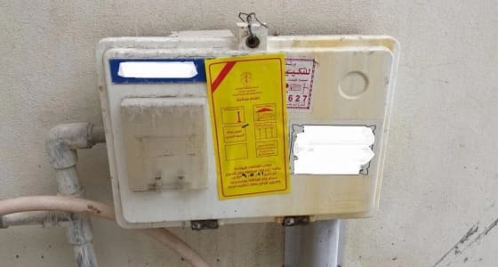 بالصور.. تحذير المباني التي تتسرب منها مياه الصرف الصحي بغرب الدمام