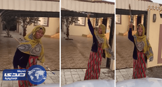بالفيديو.. خادمة أفريقية تصرخ في أصحاب المنزل وتهددهم بالعصا