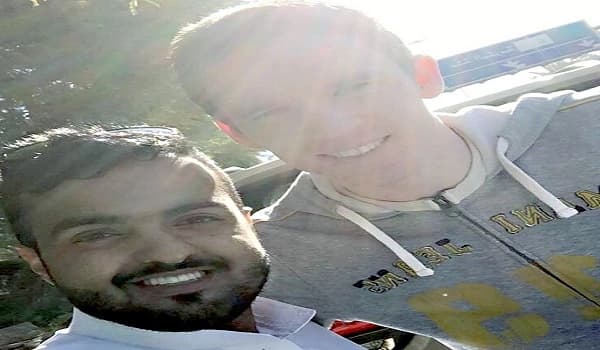 توماسوف يلتقط سيلفي بعد حادث السيارة