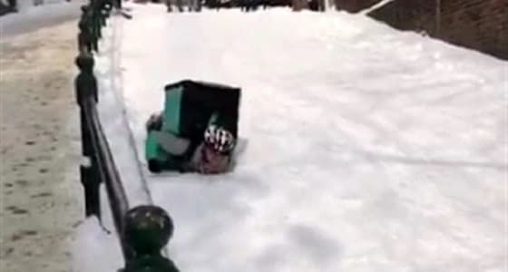 بالفيديو.. عامل دليفري يتزحلق على بطنه لتوصيل الطعام