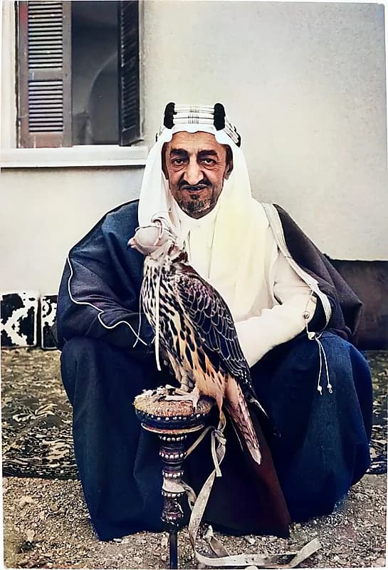 الملك فيصل رحمه الله في صورة نادرة مع صقره