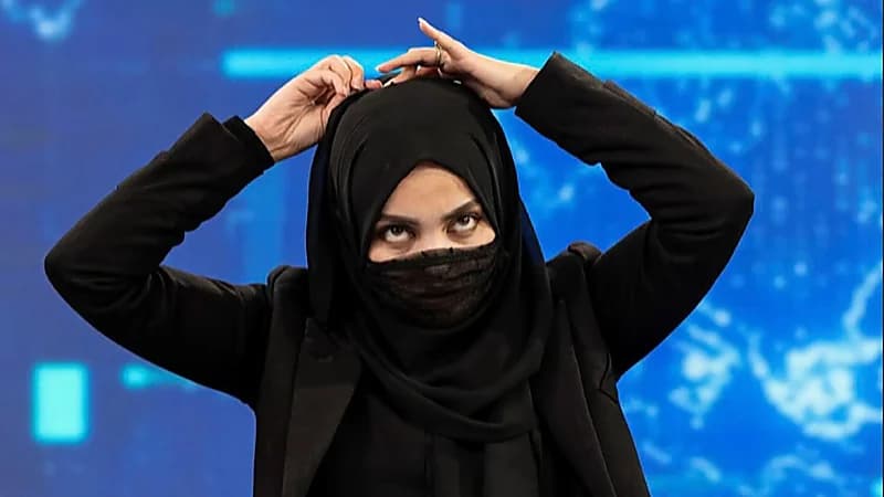 مذيعوا أفغانستان يتضامنوا مع زميلاتهم بارتداء الكمامة