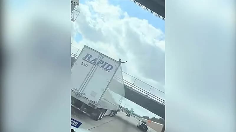 فيديو.. نهاية مأساوية لشاب أراد الرقص على ظهر شاحنة وهي تسير