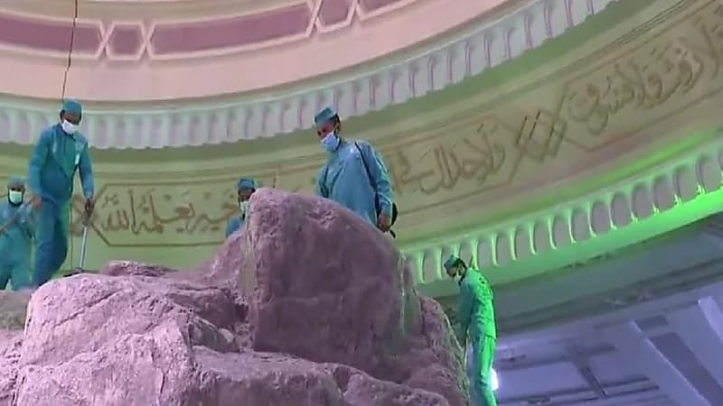 شاهد.. جهود رئاسة الحرمين في تطهير وتعقيم جبلي الصفا والمروة من الداخل