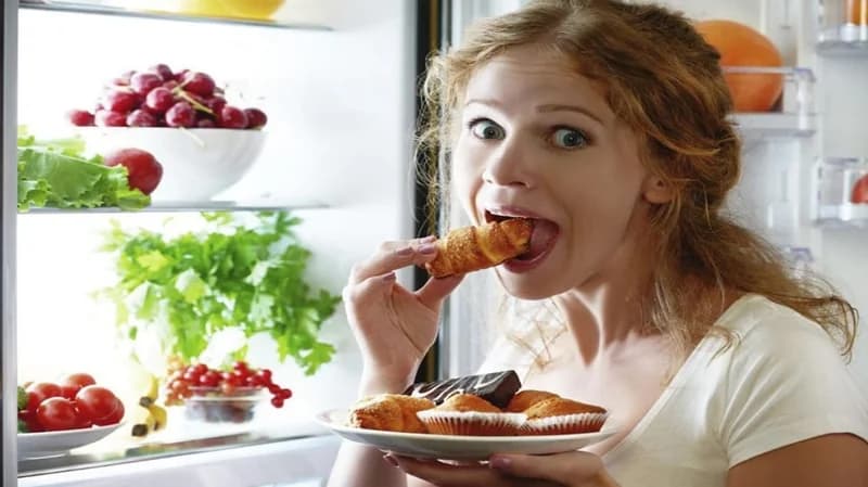 تحذير من مخاطر تناول الطعام أثناء الوقوف