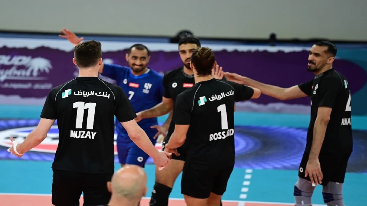 الهلال يسحق الأهلي ويتوج بكأس الطائرة