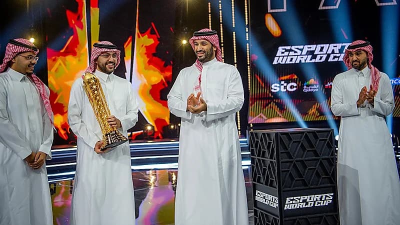 ولي العهد يُتوج "فالكونز" بلقب كأس العالم للرياضات الإلكترونية .. فيديو
