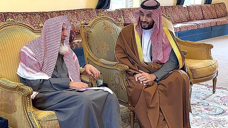 ولي العهد يزور مفتي عام المملكة .. فيديو