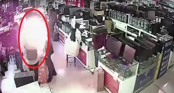 شاهد.. لحظة انفجار بطارية " آيفون " في وجه صيني