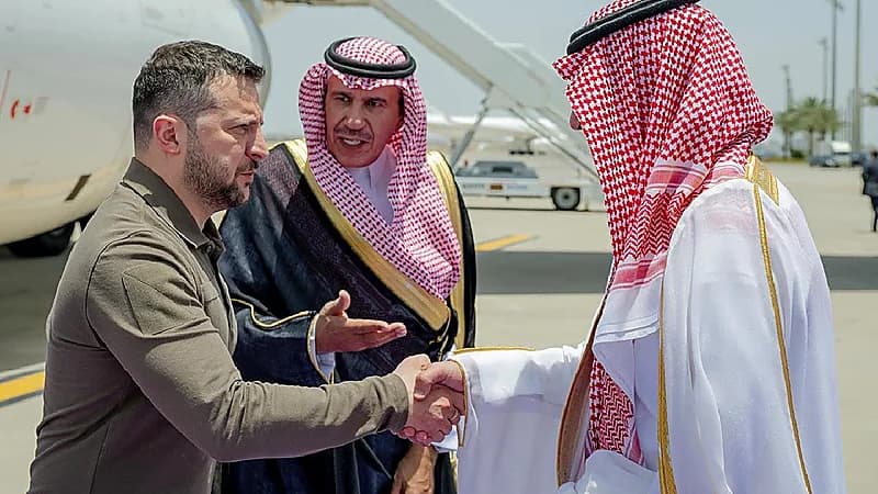 الرئيس الأوكراني يصل إلى جدة بطائرة فرنسية أقلعت من بولندا.. فيديو