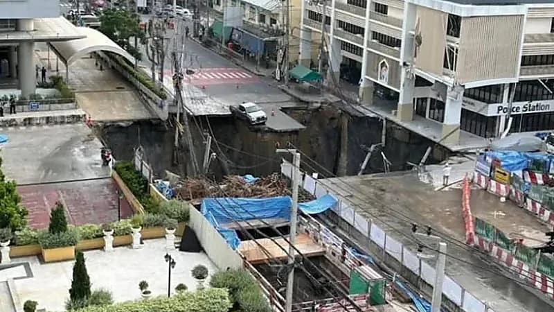 انهيار أرضي يبتلع شارع رئيسي في بانكوك.. فيديو