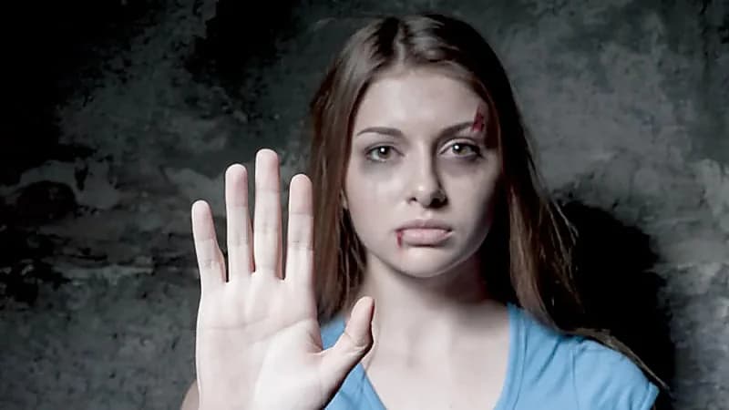 حبس عامل شوه وجه زوجته أثناء سيرها في الشارع