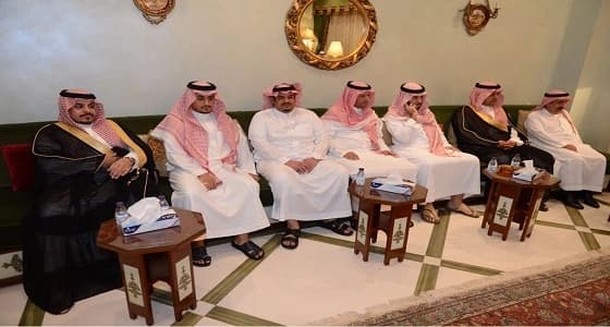 بالصور.. أمير عسير يستقبل المعزين في الأمير بندر بن خالد بن عبدالعزيز
