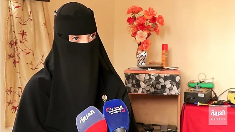 فيديو.. نازحة إلى مأرب تكسب رزقها من ورشة منزلية لصيانة الجوال بتمويل مركز الملك سلمان