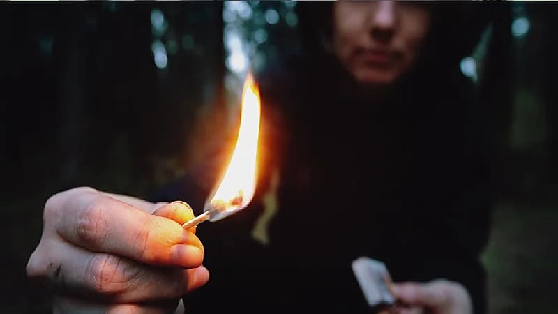 قصة زوجين مدمنين قاما بحرق ابنتهما ودفنها .. فيديو