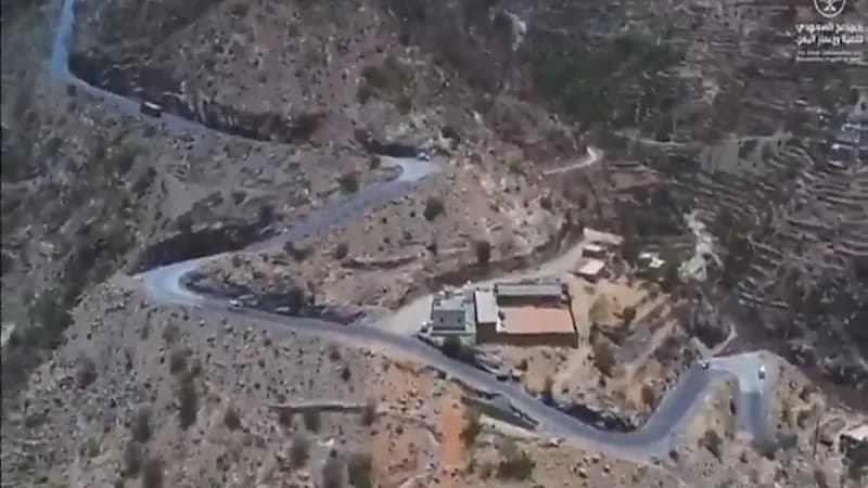 ‏بالفيديو.. برنامج إعمار اليمن ‏يعيد تأهيل طريق عقبة هيجة العبد