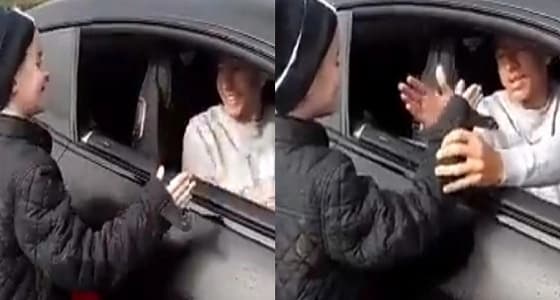 بالفيديو.. لينغارد يصافح طفل بطريقته الخاصة