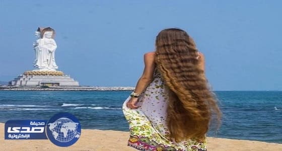 بالفيديو والصور.. حسناء روسية تُثير ضجة بالانترنت والسبب " شعرها "