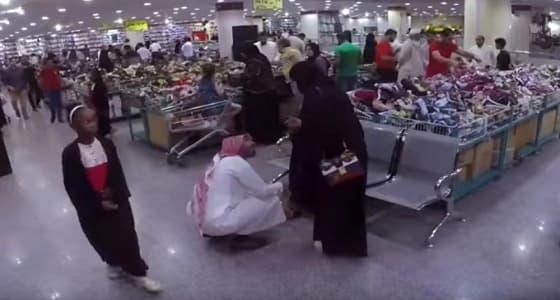 بالفيديو.. رد فعل المتسوقين على امرأة تتعدى على زوجها ووالدته بأحد المحلات