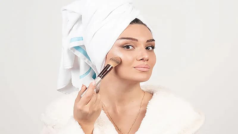 خطوات بسيطة لإخفاء البثور أو النتوءات الحمراء