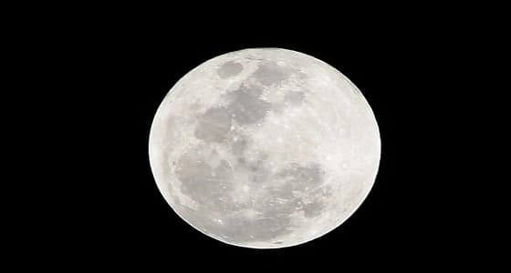 " فلكية جدة " تعلن عن موعد ظهور القمر الأزرق بسماء المملكة