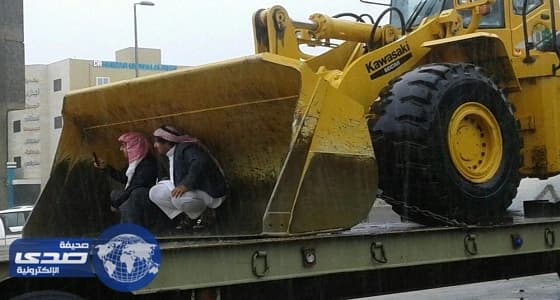 توقف الرحلات وغرق 80 سيارة وإنقاذ 33 مواطنا جراء السيول فى عسير