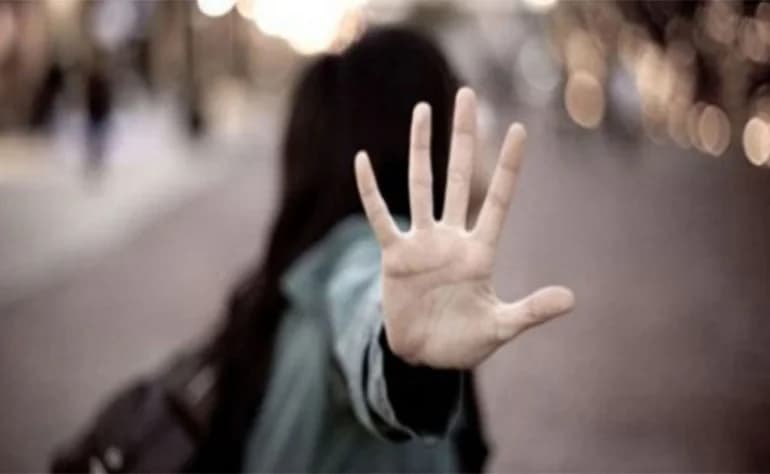 رسالة "واتساب" تنقذ فتاتين من وكر الدعارة