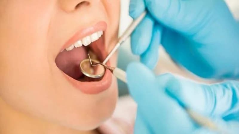 لون اللثة الأبيض يشير إلى الإصابة بمرض خطير