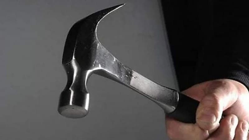 زوج يطعن زوجته 100 طعنة بمقص ويهشم رأسها بشاكوش