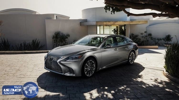 عرض سيارة لكزس الهجينة  في جنيف
